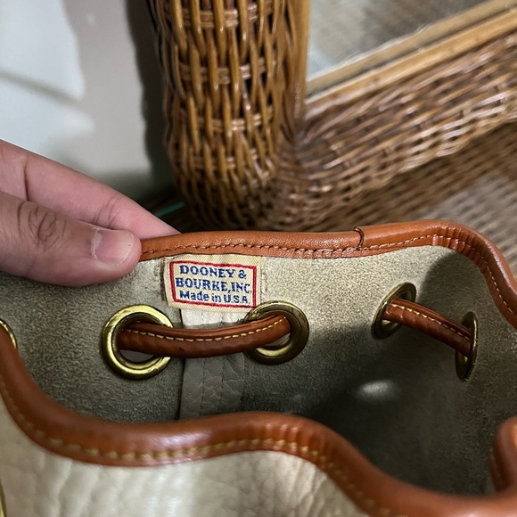Vintage Dooney & Bourke Cream Brown Pebbled Leather Bucket Bag - Picture 3 of 11
